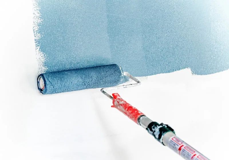 Farbrolle streicht eine Wand blau, Website fürMaler in Köln